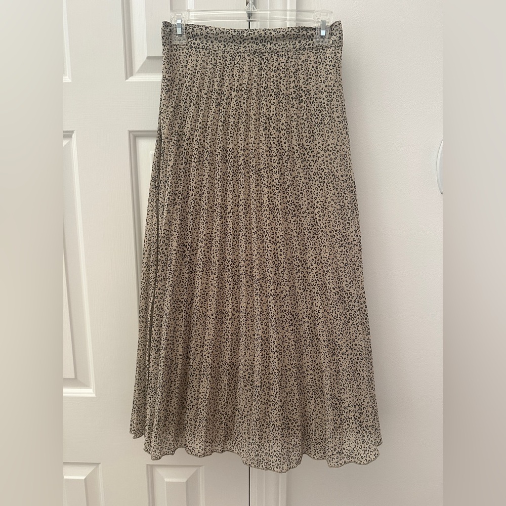 Boutique pleated skirt, leopard print